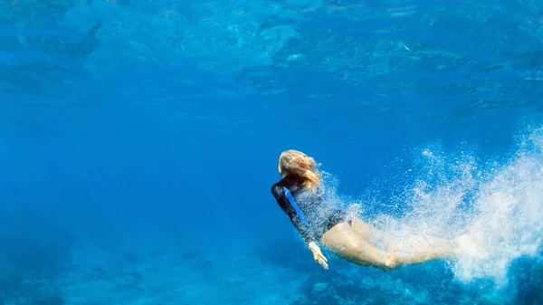 Happy Family Actief Tienermeisje Springen Duiken Onder Water Tropisch Koraalrif — Stockfoto