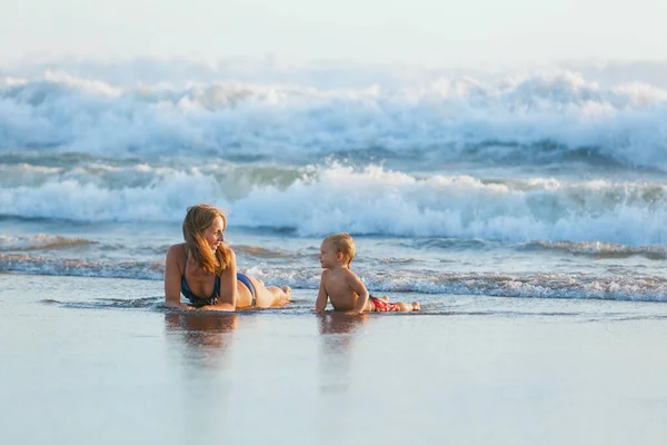 Família Feliz Divertir Resort Praia Tropical Engraçado Menino Com Jovem — Fotografia de Stock