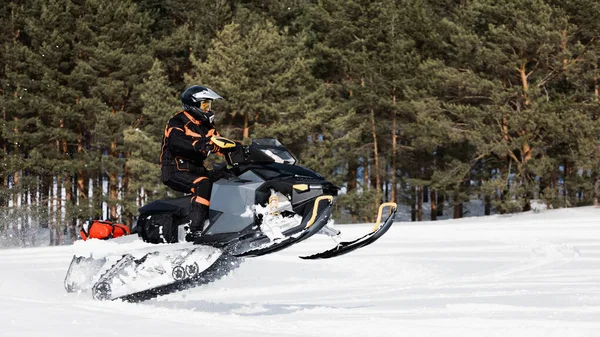 Snowdrift Profundo Motociclista Snowmobile Dirigindo Rápido Cavalgando Com Diversão Neve — Fotografia de Stock