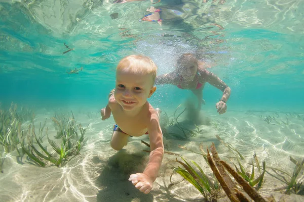 Young Mother Child Dive Sea Lagoon Explore Underwater World Family — Stock Photo, Image