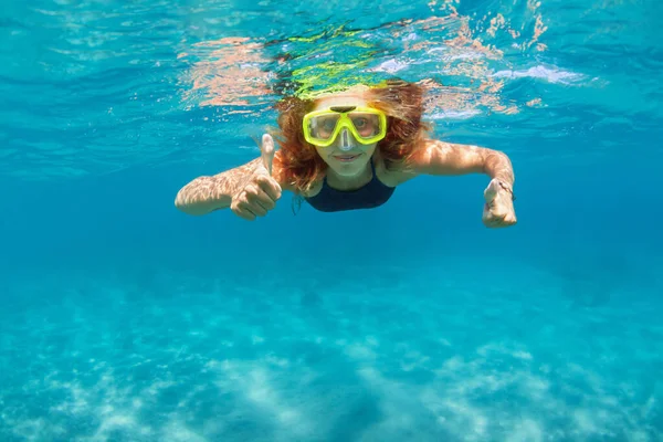サンゴ礁の海ラグーンでシュノーケリングマスクダイビングの若い女の子は水中世界を探索する 夏の冒険キャンプで家族旅行のライフスタイル 子供と一緒にビーチ休暇での水泳活動 — ストック写真