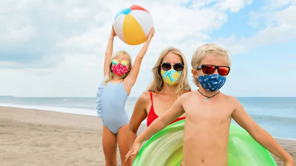 Grappige Kinderen Een Zonnebril Opblaasbaar Speelgoed Tropisch Zeestrand Nieuwe Regels — Stockfoto