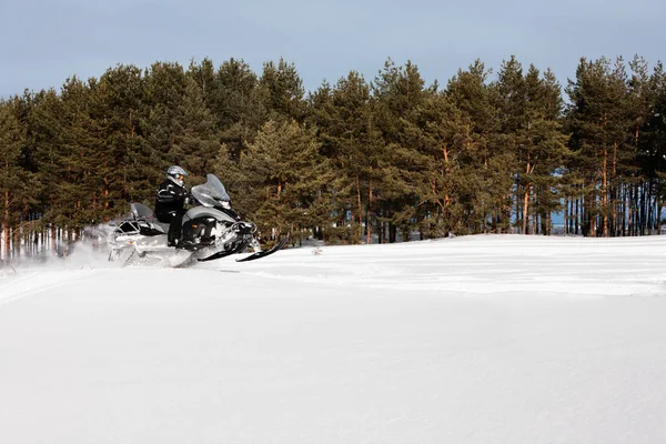 Hlubokém Závěji Sněžného Skútru Jezdec Jede Rychle Jízda Koni Zábavou — Stock fotografie