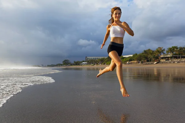 Menina Descalça Com Corpo Magro Correndo Longo Mar Surf Pela — Fotografia de Stock