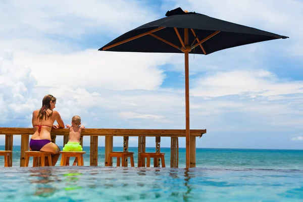 Young Mother Happy Baby Son Have Fun Relaxing Poolside Beach — Stock Photo, Image