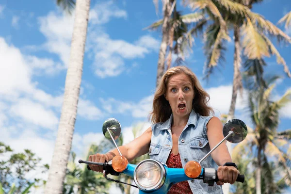 Retrato Cara Mulher Jovem Chora Assustado Menina Andando Moto Alugado — Fotografia de Stock