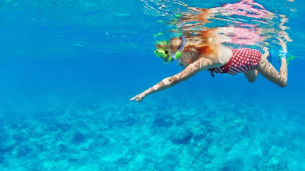 Jonge Moeder Met Kind Snorkelen Masker Duik Koraalrif Zee Lagune — Stockfoto