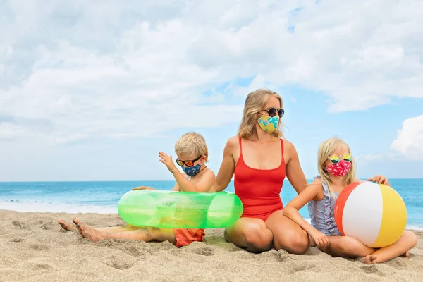 해변에서 선글라스를 수있는 장난감을 만드는 아이들 코로나 바이러스 Covid 장소에서 — 스톡 사진