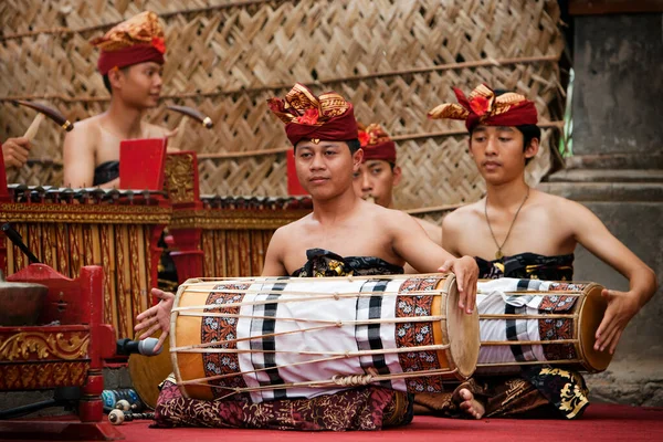 印度尼西亚巴厘岛登巴萨 2016年6月23日 巴厘人群体 在艺术文化节的街头游行中 身穿五颜六色服装的漂亮男子演奏着传统的加美兰音乐 — 图库照片