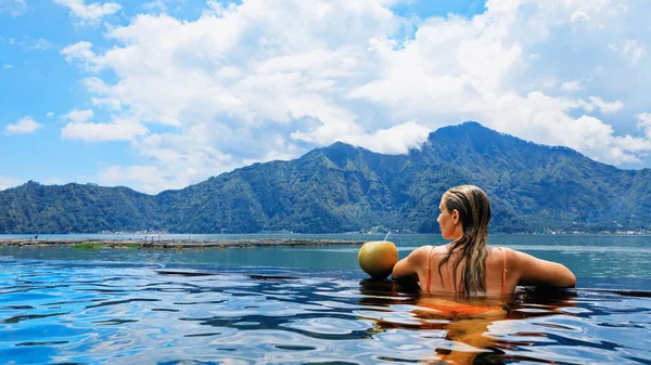 Jeune Femme Détendre Dans Piscine Débordement Avec Vue Sur Lac — Photo