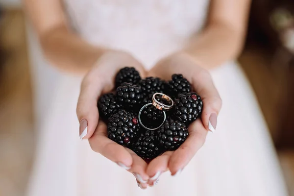 Noiva Está Segurando Anéis Casamento Suas Mãos — Fotografia de Stock