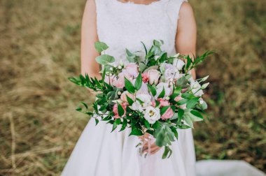 bir rustik tarzda bir buket çiçek tutan gelin buketi evlilik