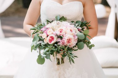 bir rustik tarzda bir buket çiçek tutan gelin buketi evlilik