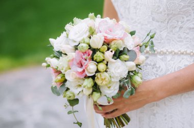 bir rustik tarzda bir buket çiçek tutan gelin buketi evlilik