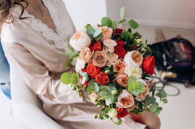 bir rustik tarzda bir buket çiçek tutan gelin buketi evlilik