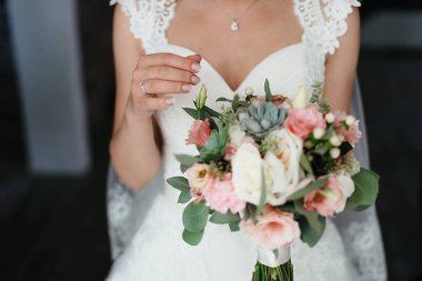 bir rustik tarzda bir buket çiçek tutan gelin buketi evlilik