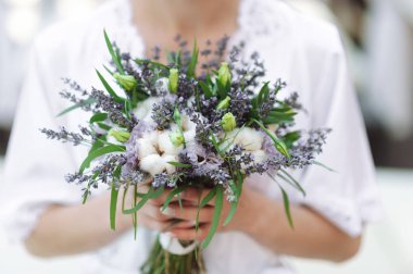 bir rustik tarzda bir buket çiçek tutan gelin buketi evlilik