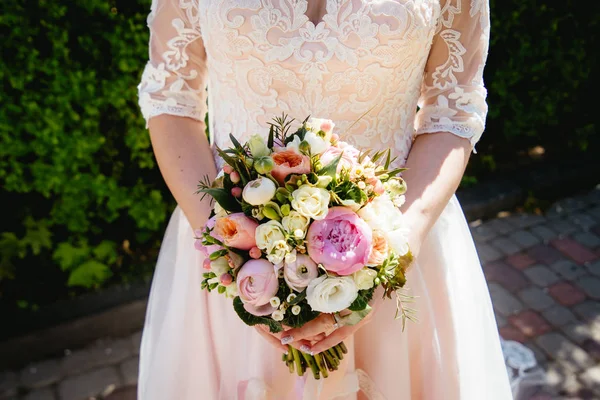 Nevěsta Drží Kytici Květin Rustikálním Stylu Svatební Kytice — Stock fotografie