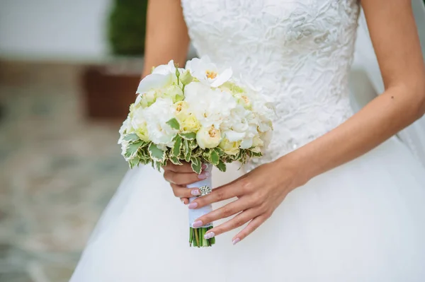 Noiva Segurando Buquê Flores Estilo Rústico Buquê Casamento — Fotografia de Stock
