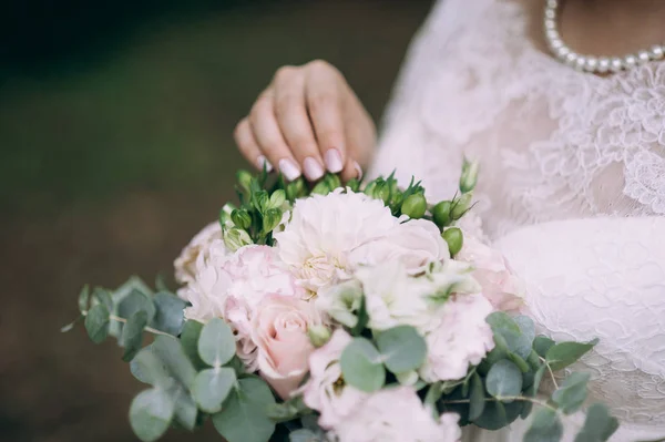 Braut Mit Einem Blumenstrauß Rustikalen Stil Hochzeitsstrauß — Stockfoto