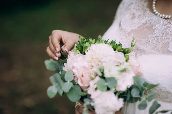 Noiva Segurando Buquê Flores Estilo Rústico Buquê Casamento — Fotografia de Stock