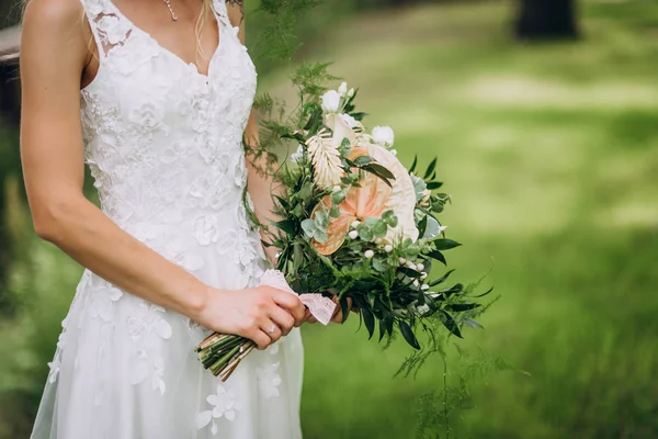 Novia Sosteniendo Ramo Flores Estilo Rústico Ramo Bodas — Foto de Stock