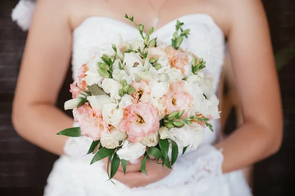 Novia Sosteniendo Ramo Flores Estilo Rústico Ramo Bodas — Foto de Stock