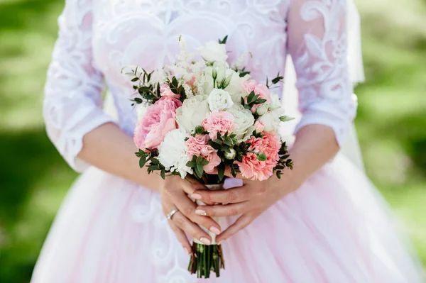 Νύφη Που Κατέχουν Ένα Μπουκέτο Λουλούδια Ρουστίκ Στιλ Γαμήλια Ανθοδέσμη — Φωτογραφία Αρχείου