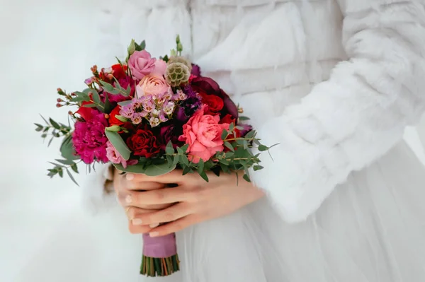 Menyasszony Kezében Egy Csokor Virágot Rusztikus Stílusban Esküvői Csokor — Stock Fotó