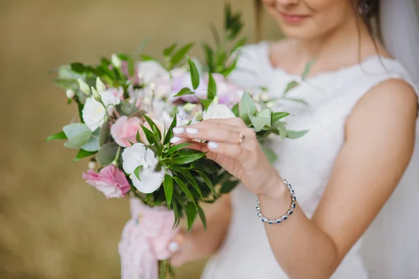 Noiva Segurando Buquê Flores Estilo Rústico Buquê Casamento — Fotografia de Stock