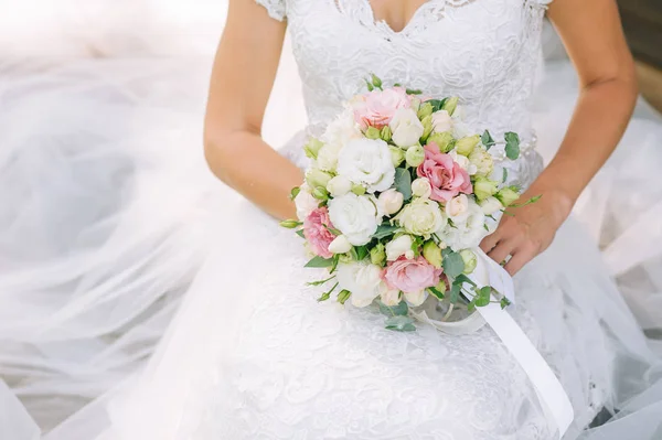 Noiva Segurando Buquê Flores Estilo Rústico Buquê Casamento — Fotografia de Stock