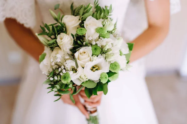 Bruid Houden Een Boeket Van Bloemen Een Rustieke Stijl Bruiloft — Stockfoto