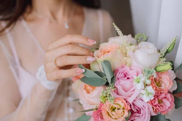 Noiva Segurando Buquê Flores Estilo Rústico Buquê Casamento — Fotografia de Stock