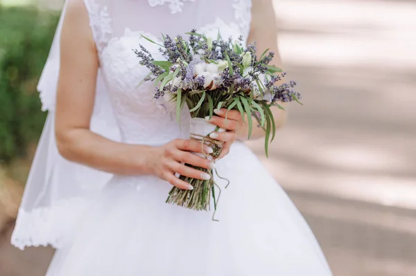 Novia Sosteniendo Ramo Flores Estilo Rústico Ramo Bodas — Foto de Stock