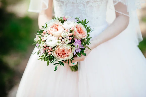 Mariée Tenant Bouquet Fleurs Dans Style Rustique Bouquet Mariage — Photo