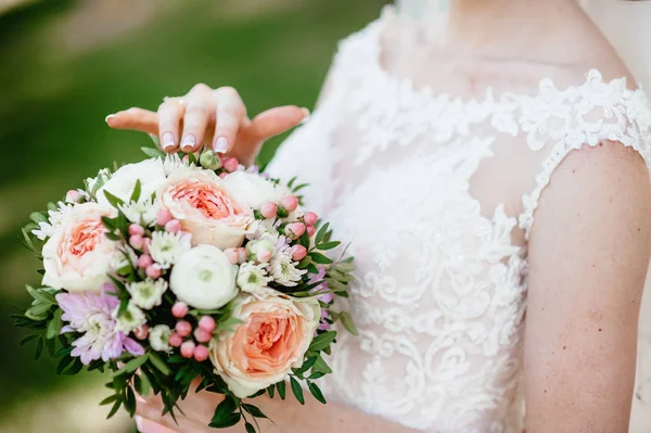 Mariée Tenant Bouquet Fleurs Dans Style Rustique Bouquet Mariage — Photo