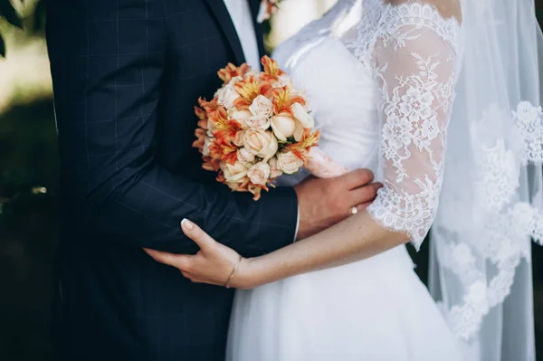 Düğün Buketi Damat Gelin Gelin Holding Buket Rustik Tarzda Hugs — Stok fotoğraf