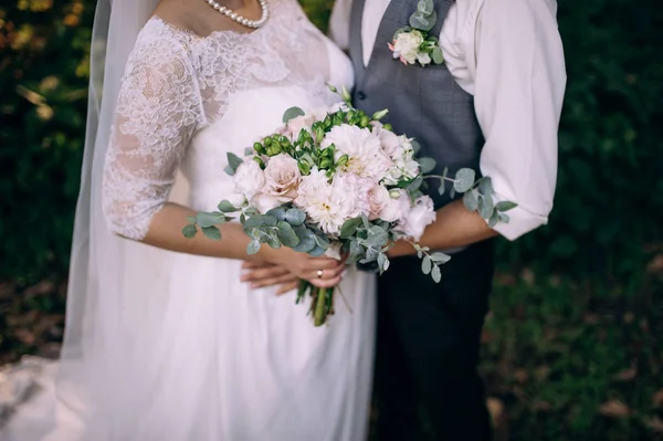 Noiva Segurando Buquê Flores Estilo Rústico Buquê Casamento Abraços Noivas — Fotografia de Stock