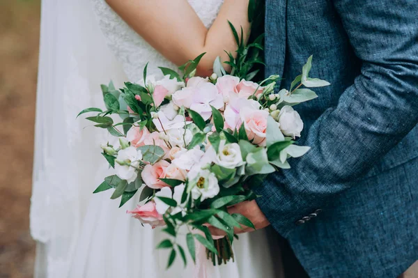 Noiva Segurando Buquê Flores Estilo Rústico Buquê Casamento Abraços Noivas — Fotografia de Stock