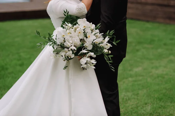 Νύφη Εκμετάλλευση Μπουκέτο Λουλούδια Ρουστίκ Στιλ Γαμήλια Ανθοδέσμη Γαμπρός Αγκαλιές — Φωτογραφία Αρχείου