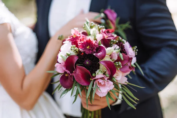 Noiva Segurando Buquê Flores Estilo Rústico Buquê Casamento Abraços Noivas — Fotografia de Stock