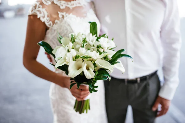 Bruid Bedrijf Boeket Bloemen Rustieke Stijl Bruiloft Boeket Bruidegom Hugs — Stockfoto