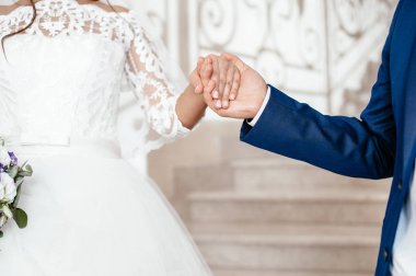 damat gelinin elini tutar. yumuşak odak