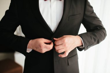 damat ceketini takılır