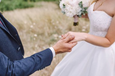 damat gelinin elini tutar. yumuşak odak