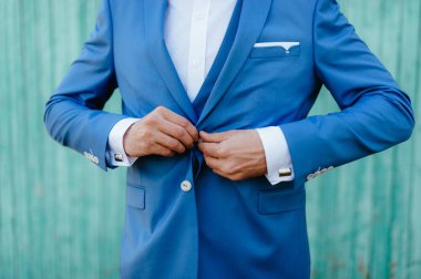 damat ceketini takılır