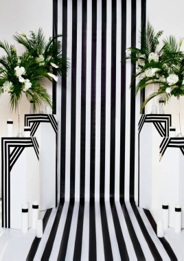 siyah beyaz çizgili arka plan üzerinde çiçek ile iki vazo