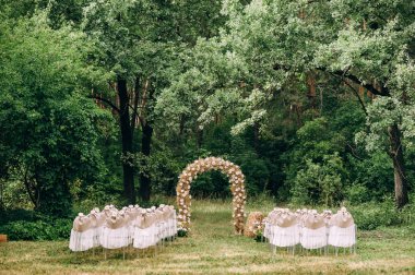 Düğün kemeri ile ahşap yapılar oluşur. Çiçekler ve portakallarla dekore edilmiştir. Rustik stil