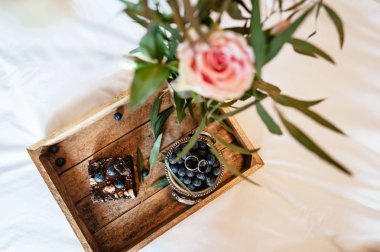 Kahve için sevilen bir yatakta. Seçici odak.