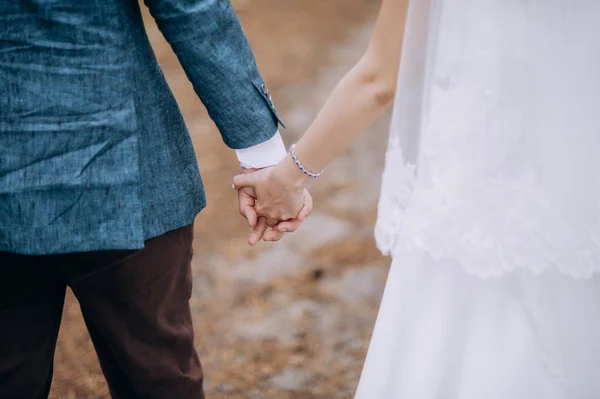 Gelin Damat Elele Tutuşun Yumuşak Odak — Stok fotoğraf